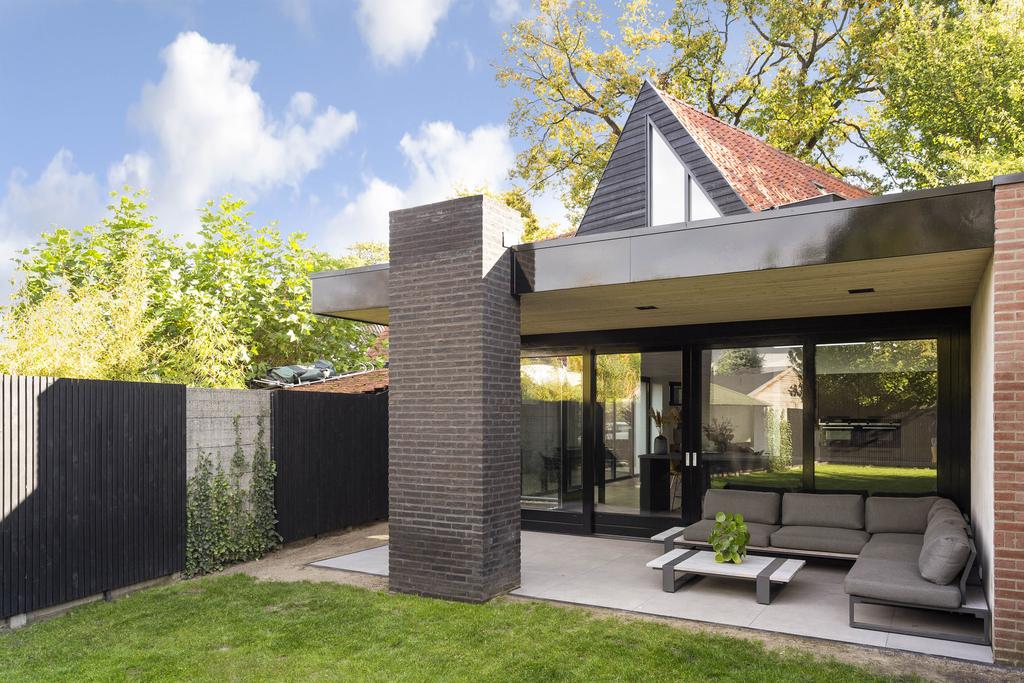 Elegant architectonisch detail van een gerenoveerde trap